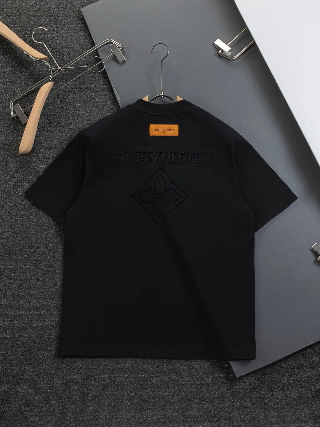 🅿️200 Louis Vuitton 1V LV lv slightly wide version S-XL LV 26ss new products are available at the counter simultaneously. Multiple craftsmanship. Chest patch letters 🪡 embroidery. Back patch letters four-leaf clover 🍀🪡 embroidery. Round neck short-sleeved T-shirt, same style for men and women! Consigned to one-to-one creation. Synchronized with the official website, pure cotton fabrics at the counter! It is close to the skin and comfortable, durable and easy to wear. It has a classic and simple logo design and meticulous original craftsmanship. Short-sleeves, a must-have item for men, do not appear to be the same for the general public, but must be unique and eye-catching. This LV short-sleeve is all about quality, comfort, the same shape and fashion as always, including fabrics and cutting techniques. All of them have been made with great effort! 320 grams of washed pure cotton fabric, pure cotton is breathable, very refreshing and comfortable for daily wear. The rib knitting on the neckline is smooth and tight, and the neckline will not be skewed if you toss it at will. The loose version, you will find that it looks really good on the upper body. The overall is minimalist and neat, super versatile for daily use! Pair it casually with a pair of pants for a youthful look. A T-shirt will make your outfit crazy. It is a fashionable item that can never go wrong! Color: Black White Size: S-XL Size chart: S: Shoulder width 50-Bust 56-Length 70 M: Shoulder width 52-Bust 57-Length 72 L: Shoulder width 54-Bust 59-Length 74 XL: Shoulder width 56-Bust 62-Length 76